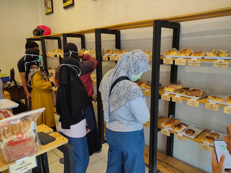 Fresh Bread Every Morning: The Secret of Yorega Roti Cilacap That Tempts Your Senses